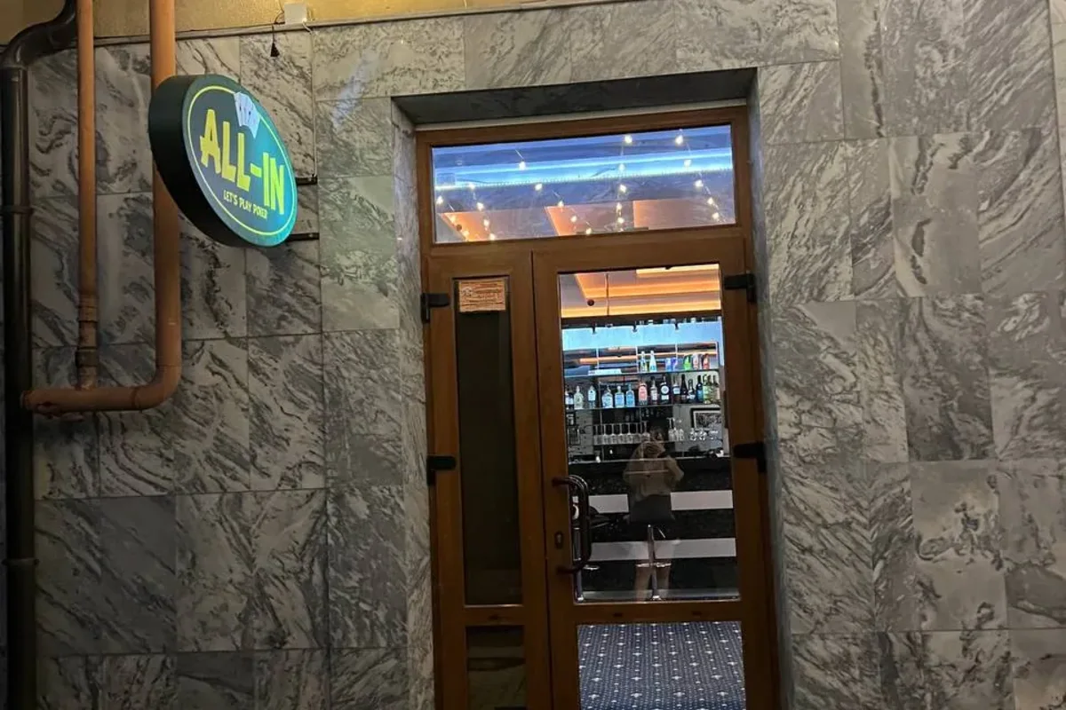 Вход в клуб ALL-IN SARATOV вечером
