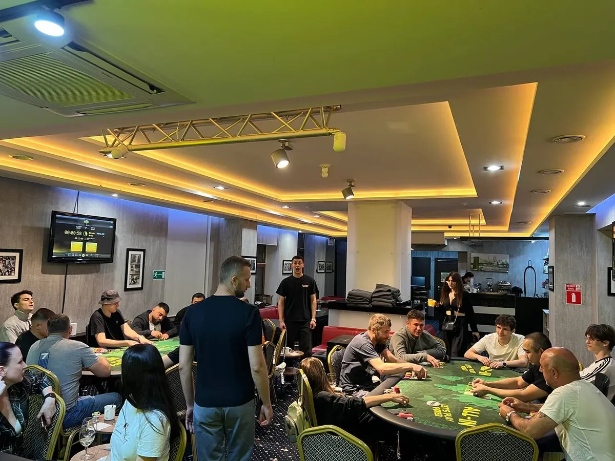 Зал клуба ALL-IN SARATOV: турнирный стол с игроками
